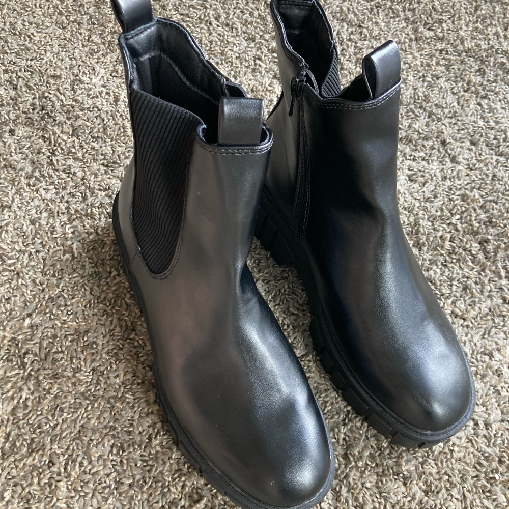 Sleek Black Leather Ankle Boots with Elastic Panels